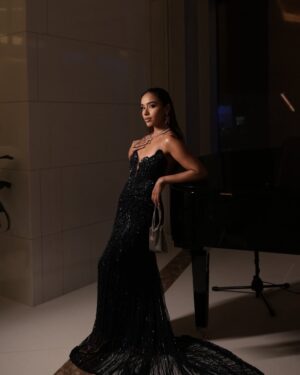Gurleen Dahelay Instagram - she walked in like a secret wrapped in couture🕯️
wearing: @bhawnaraoluxury
jewels: @anaghaartsnjewels
bag: @taruntahiliani
clicked by the talented: @visithkavinda_portfolio ✨