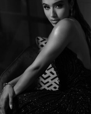Gurleen Dahelay Instagram - she walked in like a secret wrapped in couture🕯️
wearing: @bhawnaraoluxury
jewels: @anaghaartsnjewels
bag: @taruntahiliani
clicked by the talented: @visithkavinda_portfolio ✨
