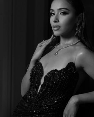 Gurleen Dahelay Instagram - she walked in like a secret wrapped in couture🕯️
wearing: @bhawnaraoluxury
jewels: @anaghaartsnjewels
bag: @taruntahiliani
clicked by the talented: @visithkavinda_portfolio ✨
