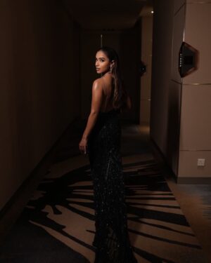 Gurleen Dahelay Instagram - she walked in like a secret wrapped in couture🕯️
wearing: @bhawnaraoluxury
jewels: @anaghaartsnjewels
bag: @taruntahiliani
clicked by the talented: @visithkavinda_portfolio ✨