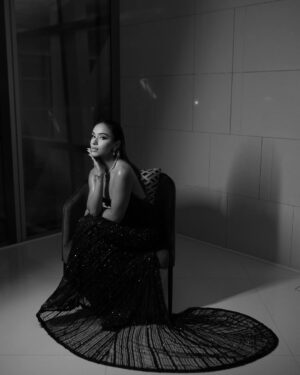 Gurleen Dahelay Instagram - she walked in like a secret wrapped in couture🕯️
wearing: @bhawnaraoluxury
jewels: @anaghaartsnjewels
bag: @taruntahiliani
clicked by the talented: @visithkavinda_portfolio ✨