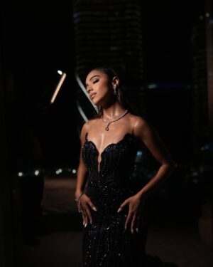 Gurleen Dahelay Instagram - she walked in like a secret wrapped in couture🕯️
wearing: @bhawnaraoluxury
jewels: @anaghaartsnjewels
bag: @taruntahiliani
clicked by the talented: @visithkavinda_portfolio ✨