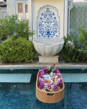 Gurleen Dahelay Instagram - DND: busy being royal with my waffles🧇
Morning rituals, Floating breakfast in my private plunge pool, with the beautiful palace as my backdrop — only @theleelapalacejaipur knows how to perfect luxury like this. 🌸🍃
#TheLeelaPalaceJaipur #TheLeela #TruelndianLuxury #PalaceofIndia