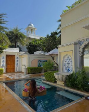 Gurleen Dahelay Instagram - DND: busy being royal with my waffles🧇
Morning rituals, Floating breakfast in my private plunge pool, with the beautiful palace as my backdrop — only @theleelapalacejaipur knows how to perfect luxury like this. 🌸🍃
#TheLeelaPalaceJaipur #TheLeela #TruelndianLuxury #PalaceofIndia