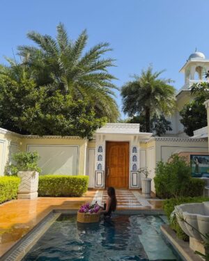 Gurleen Dahelay Instagram - DND: busy being royal with my waffles🧇
Morning rituals, Floating breakfast in my private plunge pool, with the beautiful palace as my backdrop — only @theleelapalacejaipur knows how to perfect luxury like this. 🌸🍃
#TheLeelaPalaceJaipur #TheLeela #TruelndianLuxury #PalaceofIndia