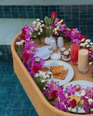 Gurleen Dahelay Instagram - DND: busy being royal with my waffles🧇
Morning rituals, Floating breakfast in my private plunge pool, with the beautiful palace as my backdrop — only @theleelapalacejaipur knows how to perfect luxury like this. 🌸🍃
#TheLeelaPalaceJaipur #TheLeela #TruelndianLuxury #PalaceofIndia