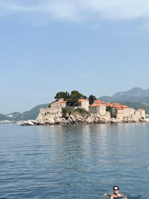 Güzin Alkan Instagram - Karadağ dump -2-💖 
#karadağ #montenegro #podgorica #budva #budvamontenegro #budvaoldtown #budvaoldcity #budva #dancingirl #oldcity #svetistefan #svetistefanisland #svetistefanmontenegro #svetistefanmontenegro❤️🔝🇲🇪☀️🏖🏰 #svetistefanbeach #tivat #portomontenegro #perast #perastmontenegro #kotor #kotoroldtwn #kotorclocktower #petrovac #petrovacmontenegro #ferry #adriyaticsea #beach #montenegro #summer #summertime #july ……💖😎😎🤍
#dump duuuuuuummmmmpppppp