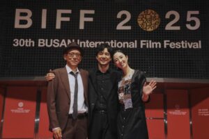 Gwei Lun-mei Instagram - 第30回 #釜山国際映画祭 レッドカーペットに西島秀俊さん、グイ・ルンメイさん、ジュリアン・ワンさん、フィオナ・フーさん、そして真利子哲也監督が登場👏

#BIFF2025

『𝐃𝐞𝐚𝐫 𝐒𝐭𝐫𝐚𝐧𝐠𝐞𝐫／#ディアストレンジャー』
絶賛上映中💥🔫

#ディアスト #DearStranger
#西島秀俊 #グイルンメイ
#真利子哲也
#HidetoshiNishijima #GweiLunMei #桂綸鎂
#TetsuyaMariko
#映画 #新作映画
#movie #film #newrelease