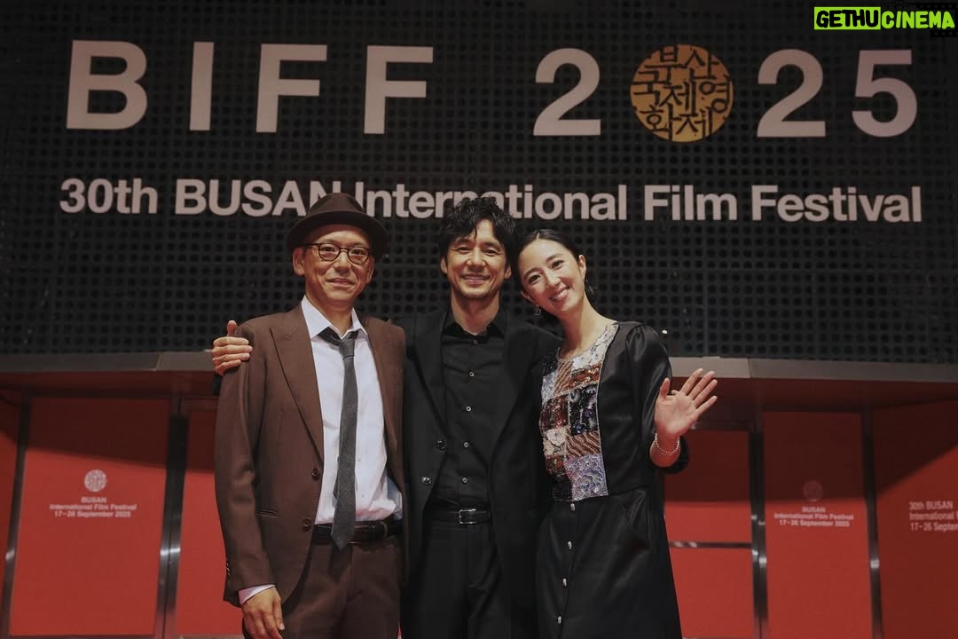 Gwei Lun-mei - 8.2K Likes - 第30回 #釜山国際映画祭 レッドカーペットに西島秀俊さん、グイ・ルンメイさん、ジュリアン・ワンさん、フィオナ・フーさん、そして真利子哲也監督が登場👏

#BIFF2025

『𝐃𝐞𝐚𝐫 𝐒𝐭𝐫𝐚𝐧𝐠𝐞𝐫／#ディアストレンジャー』
絶賛上映中💥🔫

#ディアスト #DearStranger
#西島秀俊 #グイルンメイ
#真利子哲也
#HidetoshiNishijima #GweiLunMei #桂綸鎂
#TetsuyaMariko
#映画 #新作映画
#movie #film #newrelease