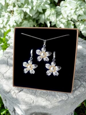 Hanna Ardéhn Instagram - Börja veckan med blommor 🌸🌸
.
www.tangring925.se/hanna-ardehn