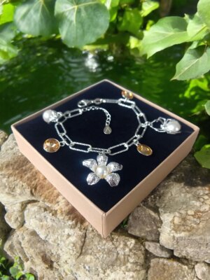 Hanna Ardéhn Instagram - Yay 🤩 Bewildered Garden Silver Bracelet by Hanna Ardéhn sålde slut direkt 💓 Nu finns några rykande nytillverkade exemplar åter i lager. Ni hittar dem på www.tangring925.se/hanna-ardehn 🌸