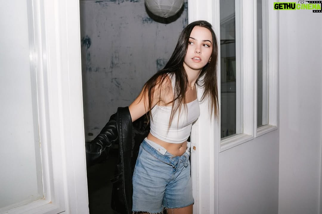 Hannah Cheramy - 47K Likes - Jorts szn

📸: @its_sam_coyle
