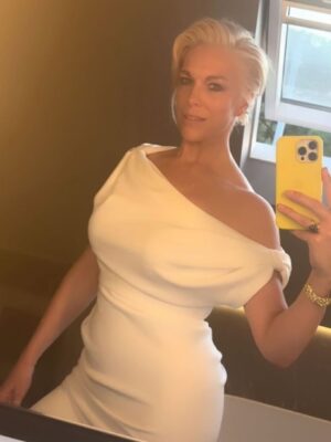 Hannah Waddingham Instagram - And also for full transparency because that’s just how I like to roll…. thank you to @shanecooperskin and @natachabonjout @bonjoutbeauty for ALWAYS stepping in when my skin is tiiiiiiired and needs nurturing and rehydrating like a biatch! 😂🙈🛫🛬🛫🛬!! Generous,kind artists and just truly effective,great products. Thank you guys. Xx