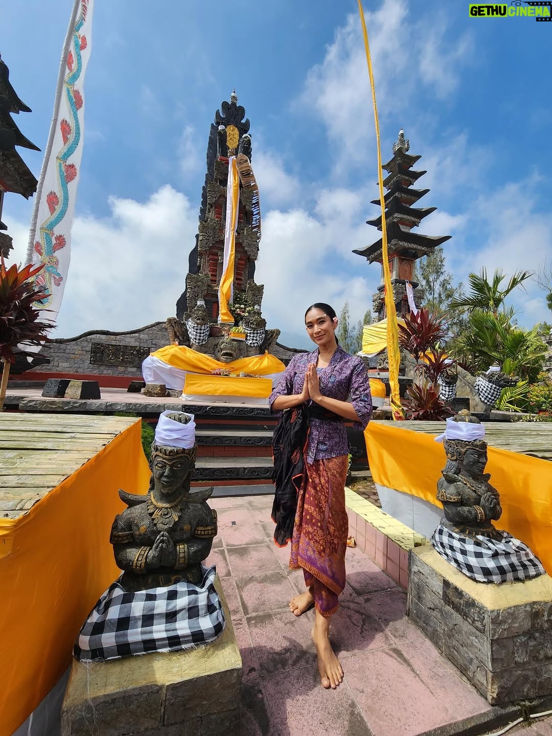 Happy Salma - 16.9K Likes - Kenang-kenangan saat saya berada Di Desa Wisata Edelweiss Wonokitri, Kabupaten Pasuruan, Provinsi Jawa Timur❤️❤️ Saat pengambilan gambar Saya bertemu dengan masyarakat desa yang masih kental merangkul adat dan tradisi yang diwariskan turun temurun. 

Saya pun turut serta menari. Kami tak berlatih, hanya mengikuti perasaan dan mengikuti suara musik serta alunan angin yang membelai. 

Saksikan kisah pengabdian Genera-Z  di bca.id/genzberbakti

@goodlifebca
#BaktiBCA #GeneraZBerbakti