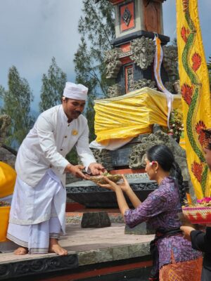 Happy Salma Instagram - Kenang-kenangan saat saya berada Di Desa Wisata Edelweiss Wonokitri, Kabupaten Pasuruan, Provinsi Jawa Timur❤️❤️ Saat pengambilan gambar Saya bertemu dengan masyarakat desa yang masih kental merangkul adat dan tradisi yang diwariskan turun temurun. 

Saya pun turut serta menari. Kami tak berlatih, hanya mengikuti perasaan dan mengikuti suara musik serta alunan angin yang membelai. 

Saksikan kisah pengabdian Genera-Z  di bca.id/genzberbakti

@goodlifebca
#BaktiBCA #GeneraZBerbakti