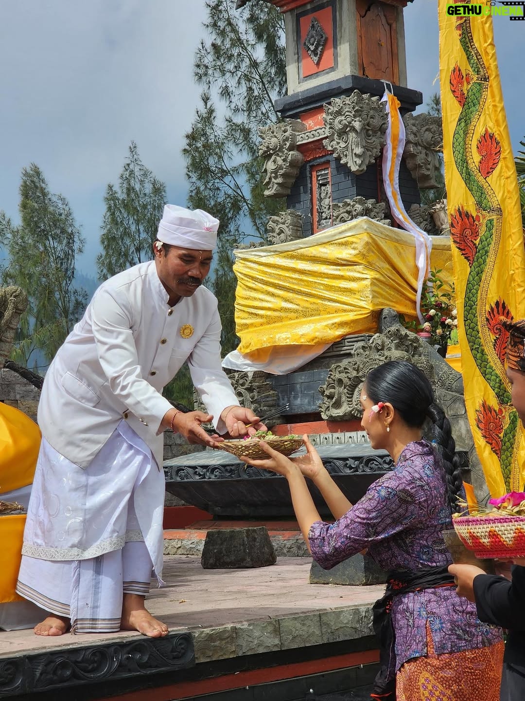 Happy Salma - 16.9K Likes - Kenang-kenangan saat saya berada Di Desa Wisata Edelweiss Wonokitri, Kabupaten Pasuruan, Provinsi Jawa Timur❤️❤️ Saat pengambilan gambar Saya bertemu dengan masyarakat desa yang masih kental merangkul adat dan tradisi yang diwariskan turun temurun. 

Saya pun turut serta menari. Kami tak berlatih, hanya mengikuti perasaan dan mengikuti suara musik serta alunan angin yang membelai. 

Saksikan kisah pengabdian Genera-Z  di bca.id/genzberbakti

@goodlifebca
#BaktiBCA #GeneraZBerbakti