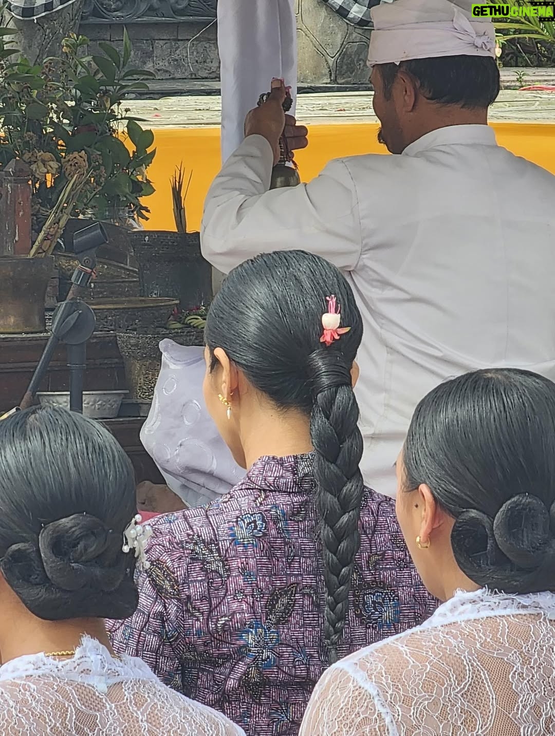 Happy Salma - 16.9K Likes - Kenang-kenangan saat saya berada Di Desa Wisata Edelweiss Wonokitri, Kabupaten Pasuruan, Provinsi Jawa Timur❤️❤️ Saat pengambilan gambar Saya bertemu dengan masyarakat desa yang masih kental merangkul adat dan tradisi yang diwariskan turun temurun. 

Saya pun turut serta menari. Kami tak berlatih, hanya mengikuti perasaan dan mengikuti suara musik serta alunan angin yang membelai. 

Saksikan kisah pengabdian Genera-Z  di bca.id/genzberbakti

@goodlifebca
#BaktiBCA #GeneraZBerbakti