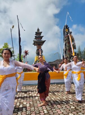 Happy Salma Instagram - Kenang-kenangan saat saya berada Di Desa Wisata Edelweiss Wonokitri, Kabupaten Pasuruan, Provinsi Jawa Timur❤️❤️ Saat pengambilan gambar Saya bertemu dengan masyarakat desa yang masih kental merangkul adat dan tradisi yang diwariskan turun temurun. 

Saya pun turut serta menari. Kami tak berlatih, hanya mengikuti perasaan dan mengikuti suara musik serta alunan angin yang membelai. 

Saksikan kisah pengabdian Genera-Z  di bca.id/genzberbakti

@goodlifebca
#BaktiBCA #GeneraZBerbakti