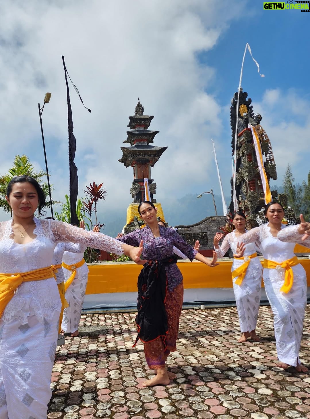 Happy Salma - 16.9K Likes - Kenang-kenangan saat saya berada Di Desa Wisata Edelweiss Wonokitri, Kabupaten Pasuruan, Provinsi Jawa Timur❤️❤️ Saat pengambilan gambar Saya bertemu dengan masyarakat desa yang masih kental merangkul adat dan tradisi yang diwariskan turun temurun. 

Saya pun turut serta menari. Kami tak berlatih, hanya mengikuti perasaan dan mengikuti suara musik serta alunan angin yang membelai. 

Saksikan kisah pengabdian Genera-Z  di bca.id/genzberbakti

@goodlifebca
#BaktiBCA #GeneraZBerbakti