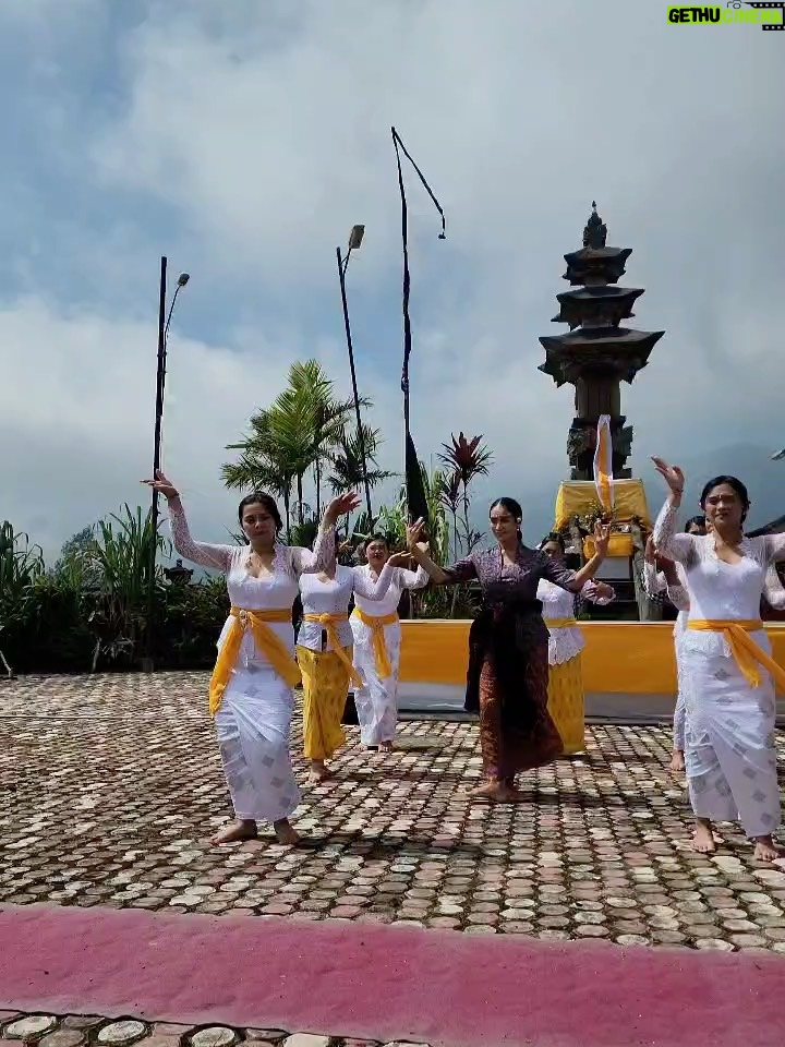 Happy Salma - 16.9K Likes - Kenang-kenangan saat saya berada Di Desa Wisata Edelweiss Wonokitri, Kabupaten Pasuruan, Provinsi Jawa Timur❤️❤️ Saat pengambilan gambar Saya bertemu dengan masyarakat desa yang masih kental merangkul adat dan tradisi yang diwariskan turun temurun. 

Saya pun turut serta menari. Kami tak berlatih, hanya mengikuti perasaan dan mengikuti suara musik serta alunan angin yang membelai. 

Saksikan kisah pengabdian Genera-Z  di bca.id/genzberbakti

@goodlifebca
#BaktiBCA #GeneraZBerbakti
