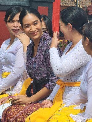 Happy Salma Instagram - Kenang-kenangan saat saya berada Di Desa Wisata Edelweiss Wonokitri, Kabupaten Pasuruan, Provinsi Jawa Timur❤️❤️ Saat pengambilan gambar Saya bertemu dengan masyarakat desa yang masih kental merangkul adat dan tradisi yang diwariskan turun temurun. 

Saya pun turut serta menari. Kami tak berlatih, hanya mengikuti perasaan dan mengikuti suara musik serta alunan angin yang membelai. 

Saksikan kisah pengabdian Genera-Z  di bca.id/genzberbakti

@goodlifebca
#BaktiBCA #GeneraZBerbakti