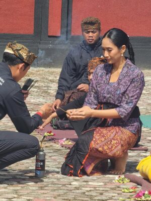 Happy Salma Instagram - Kenang-kenangan saat saya berada Di Desa Wisata Edelweiss Wonokitri, Kabupaten Pasuruan, Provinsi Jawa Timur❤️❤️ Saat pengambilan gambar Saya bertemu dengan masyarakat desa yang masih kental merangkul adat dan tradisi yang diwariskan turun temurun. 

Saya pun turut serta menari. Kami tak berlatih, hanya mengikuti perasaan dan mengikuti suara musik serta alunan angin yang membelai. 

Saksikan kisah pengabdian Genera-Z  di bca.id/genzberbakti

@goodlifebca
#BaktiBCA #GeneraZBerbakti