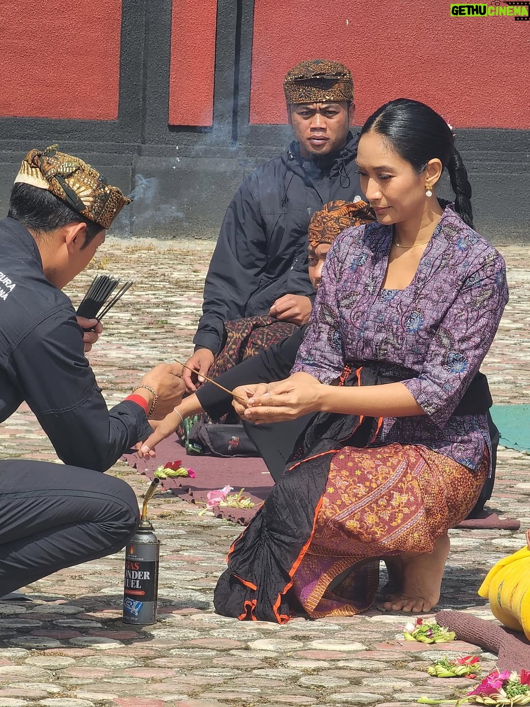 Happy Salma - 16.9K Likes - Kenang-kenangan saat saya berada Di Desa Wisata Edelweiss Wonokitri, Kabupaten Pasuruan, Provinsi Jawa Timur❤️❤️ Saat pengambilan gambar Saya bertemu dengan masyarakat desa yang masih kental merangkul adat dan tradisi yang diwariskan turun temurun. 

Saya pun turut serta menari. Kami tak berlatih, hanya mengikuti perasaan dan mengikuti suara musik serta alunan angin yang membelai. 

Saksikan kisah pengabdian Genera-Z  di bca.id/genzberbakti

@goodlifebca
#BaktiBCA #GeneraZBerbakti
