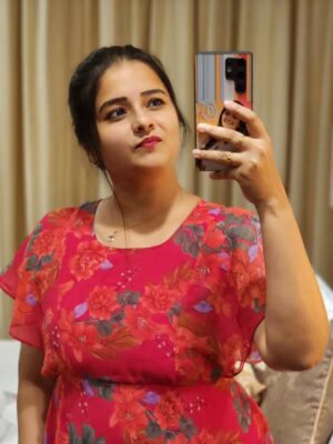 Haripriya Isai Instagram - Addicted to mirrors❤️❤️