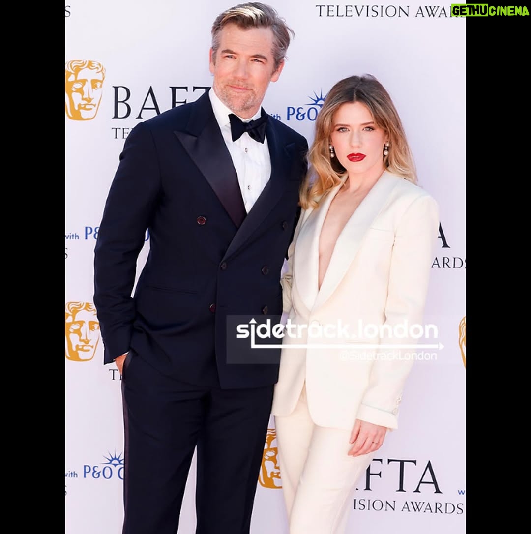 Harriet Dyer - 8.7K Likes - Baftas innit 🇬🇧
Thank you @ralphlauren for the suits 
@pennylovellstylist for the styling 
@yokolondonpearls jewels
@rebeccavallance party dress
@cbstvstudios for making it happen 
@bafta for having us (back)
@lancomeofficial and @schwarzkopfpro for the glam
@todiscon for the vibe 
And to my mum and dad for the babysitting.
Colin season 2 was celebrated in the Best International tv show category. Congrats to all the noms, winners and v cute losers x x