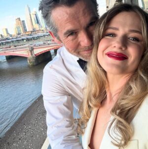 Harriet Dyer Instagram - Baftas innit 🇬🇧
Thank you @ralphlauren for the suits 
@pennylovellstylist for the styling 
@yokolondonpearls jewels
@rebeccavallance party dress
@cbstvstudios for making it happen 
@bafta for having us (back)
@lancomeofficial and @schwarzkopfpro for the glam
@todiscon for the vibe 
And to my mum and dad for the babysitting.
Colin season 2 was celebrated in the Best International tv show category. Congrats to all the noms, winners and v cute losers x x