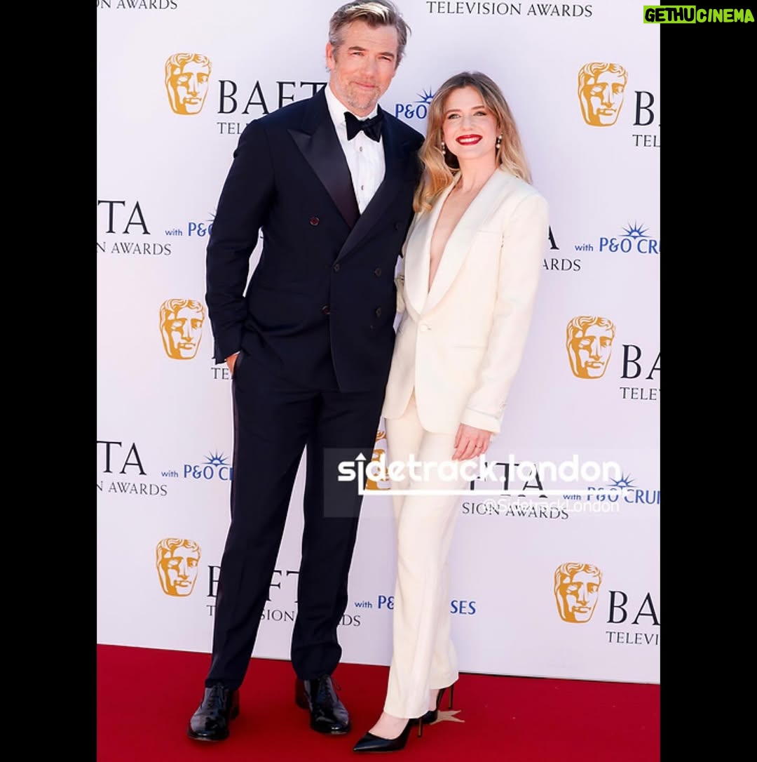 Harriet Dyer - 8.7K Likes - Baftas innit 🇬🇧
Thank you @ralphlauren for the suits 
@pennylovellstylist for the styling 
@yokolondonpearls jewels
@rebeccavallance party dress
@cbstvstudios for making it happen 
@bafta for having us (back)
@lancomeofficial and @schwarzkopfpro for the glam
@todiscon for the vibe 
And to my mum and dad for the babysitting.
Colin season 2 was celebrated in the Best International tv show category. Congrats to all the noms, winners and v cute losers x x