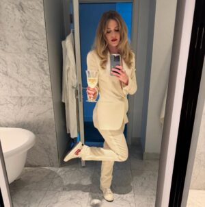 Harriet Dyer Instagram - Baftas innit 🇬🇧
Thank you @ralphlauren for the suits 
@pennylovellstylist for the styling 
@yokolondonpearls jewels
@rebeccavallance party dress
@cbstvstudios for making it happen 
@bafta for having us (back)
@lancomeofficial and @schwarzkopfpro for the glam
@todiscon for the vibe 
And to my mum and dad for the babysitting.
Colin season 2 was celebrated in the Best International tv show category. Congrats to all the noms, winners and v cute losers x x