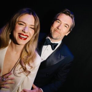 Harriet Dyer Instagram - Baftas innit 🇬🇧
Thank you @ralphlauren for the suits 
@pennylovellstylist for the styling 
@yokolondonpearls jewels
@rebeccavallance party dress
@cbstvstudios for making it happen 
@bafta for having us (back)
@lancomeofficial and @schwarzkopfpro for the glam
@todiscon for the vibe 
And to my mum and dad for the babysitting.
Colin season 2 was celebrated in the Best International tv show category. Congrats to all the noms, winners and v cute losers x x