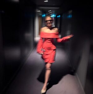 Harriet Dyer Instagram - Baftas innit 🇬🇧
Thank you @ralphlauren for the suits 
@pennylovellstylist for the styling 
@yokolondonpearls jewels
@rebeccavallance party dress
@cbstvstudios for making it happen 
@bafta for having us (back)
@lancomeofficial and @schwarzkopfpro for the glam
@todiscon for the vibe 
And to my mum and dad for the babysitting.
Colin season 2 was celebrated in the Best International tv show category. Congrats to all the noms, winners and v cute losers x x
