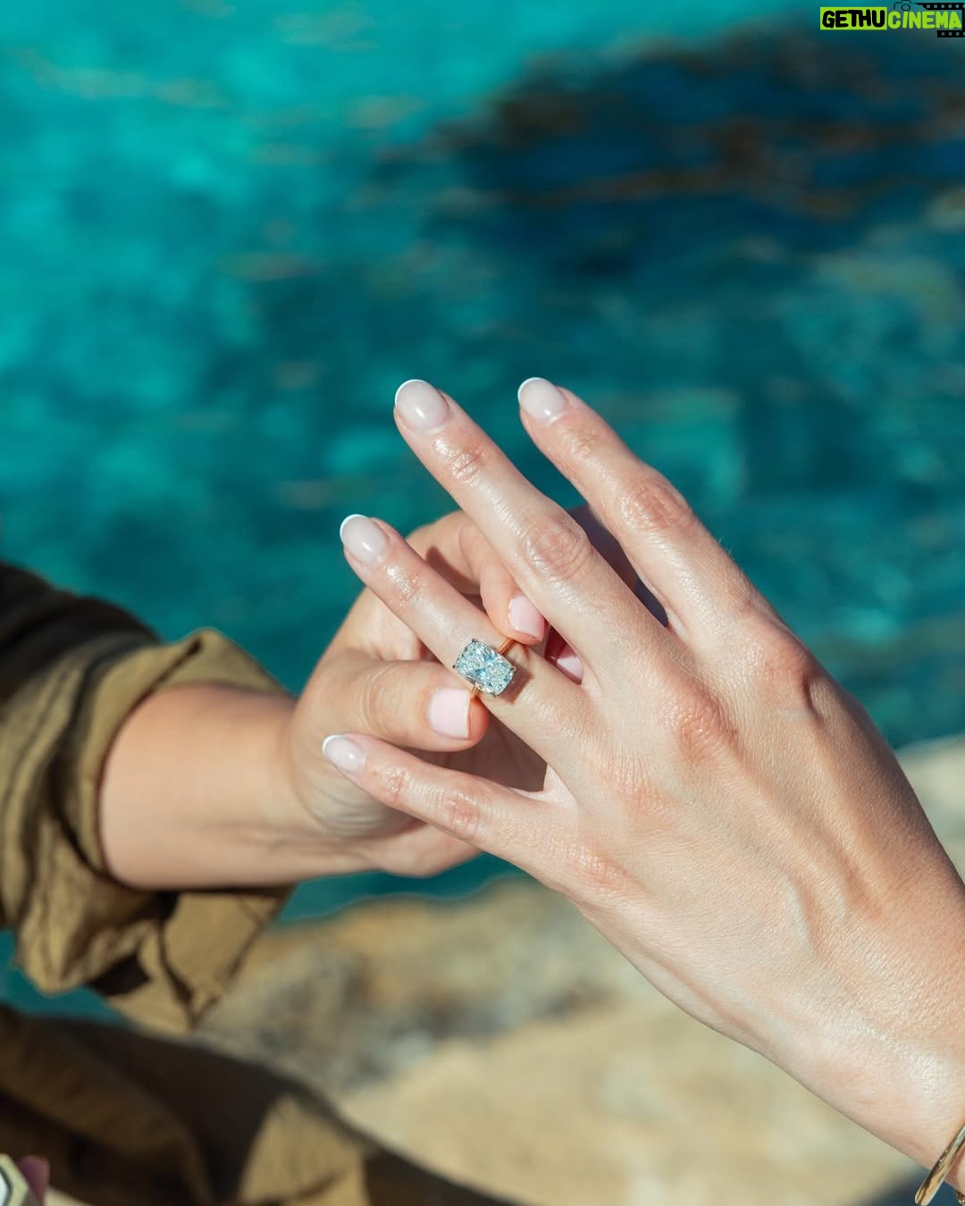Hayley Kiyoko - 833.5K Likes - My dream girl said yes to forever…

📸: @yk