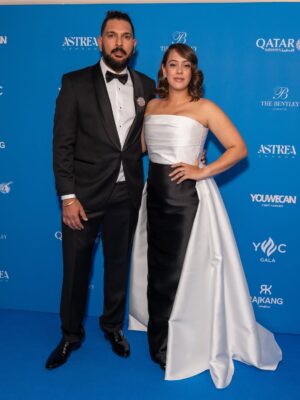 Hazel Keech Instagram - Thank you @boss for making us look sharp for a cause closest to our hearts ❤️
Styled by @siangabari in @boss full look & vintage
Weiss brooch
#BeYourOwnBoss 

@youwecan @ywcgala @hazelkeechofficial