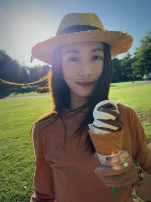 Hebe Tien Fu-chen Instagram - 🍂秋分

享受完這個夏天最後一隻冰淇淋，總覺得才告別了難忘的田調，秋分就來到。

秋天竟也過了一半，這些日子你們好嗎？

我一樣，
被大自然、瑜珈、旅行、家人朋友、美食美酒和蜜露珂娜滋養著，覺得充滿活力光采、幸福快樂。

季節更迭，持續補充蜜露珂娜，保持水潤不被秋燥煩擾。我們一起繼續好好保重自己喔！

#秋分
#時光飛逝
#蜜露珂娜
#光速小粉包
#留住水潤光澤

蜜露珂娜補充站👇🏽
https://swe02.com/7EWv3