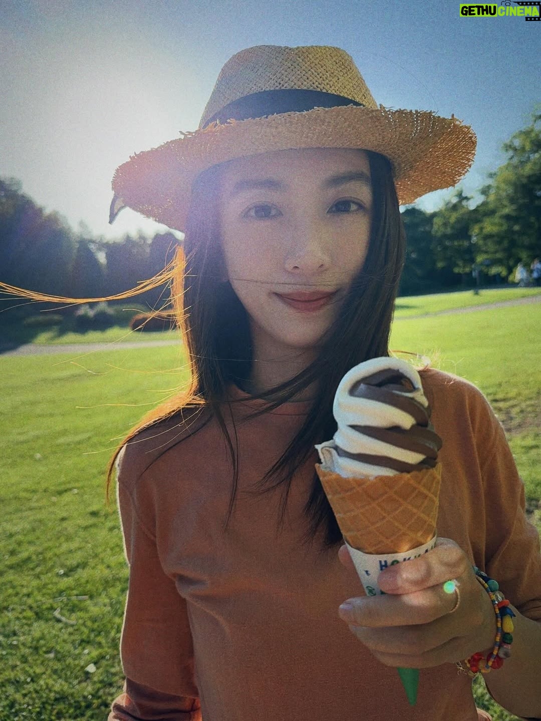 Hebe Tien Fu-chen - 100.6K Likes - 🍂秋分

享受完這個夏天最後一隻冰淇淋，總覺得才告別了難忘的田調，秋分就來到。

秋天竟也過了一半，這些日子你們好嗎？

我一樣，
被大自然、瑜珈、旅行、家人朋友、美食美酒和蜜露珂娜滋養著，覺得充滿活力光采、幸福快樂。

季節更迭，持續補充蜜露珂娜，保持水潤不被秋燥煩擾。我們一起繼續好好保重自己喔！

#秋分
#時光飛逝
#蜜露珂娜
#光速小粉包
#留住水潤光澤

蜜露珂娜補充站👇🏽
https://swe02.com/7EWv3