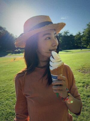 Hebe Tien Fu-chen Instagram - 🍂秋分

享受完這個夏天最後一隻冰淇淋，總覺得才告別了難忘的田調，秋分就來到。

秋天竟也過了一半，這些日子你們好嗎？

我一樣，
被大自然、瑜珈、旅行、家人朋友、美食美酒和蜜露珂娜滋養著，覺得充滿活力光采、幸福快樂。

季節更迭，持續補充蜜露珂娜，保持水潤不被秋燥煩擾。我們一起繼續好好保重自己喔！

#秋分
#時光飛逝
#蜜露珂娜
#光速小粉包
#留住水潤光澤

蜜露珂娜補充站👇🏽
https://swe02.com/7EWv3
