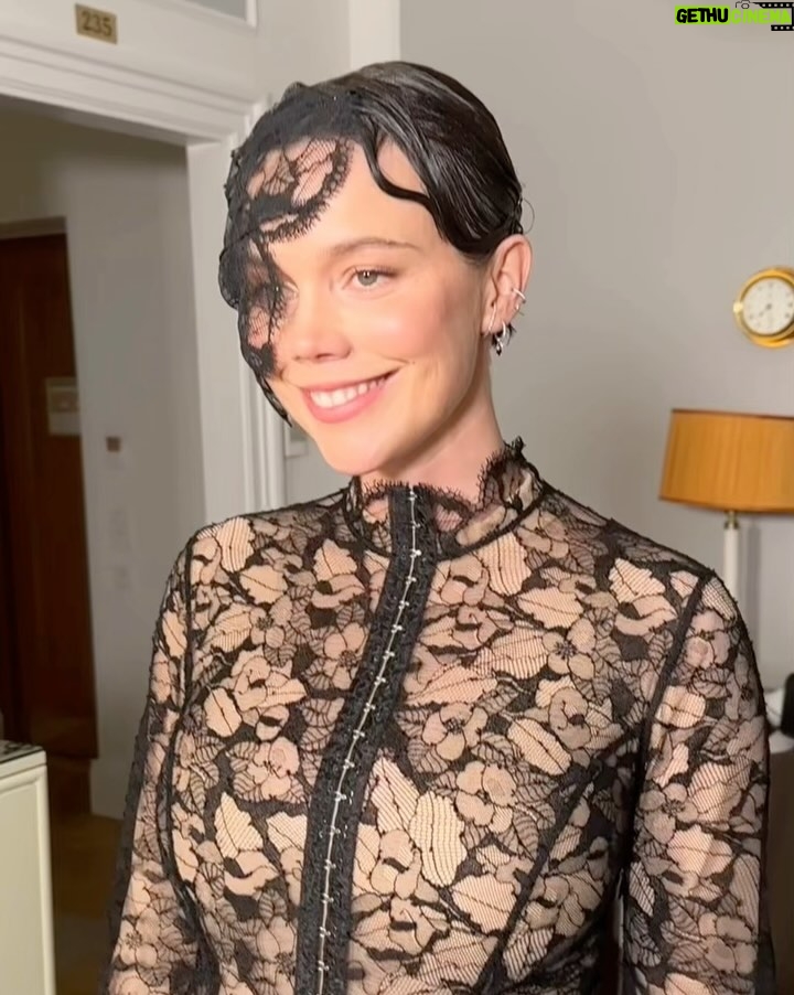 Hedda Stiernstedt - 6.4K Likes - Tack underbara @gemme.collective för denna costume made dröm till klänning! Timmar och åter timmar har gått in i detta! Tack bästa @nathalieberzelius @tonytarkort och @wearakind för att ni gjorde mitt huvud så fint! Och puss och kram @elinagrothen @ellesverige för fest ♥️