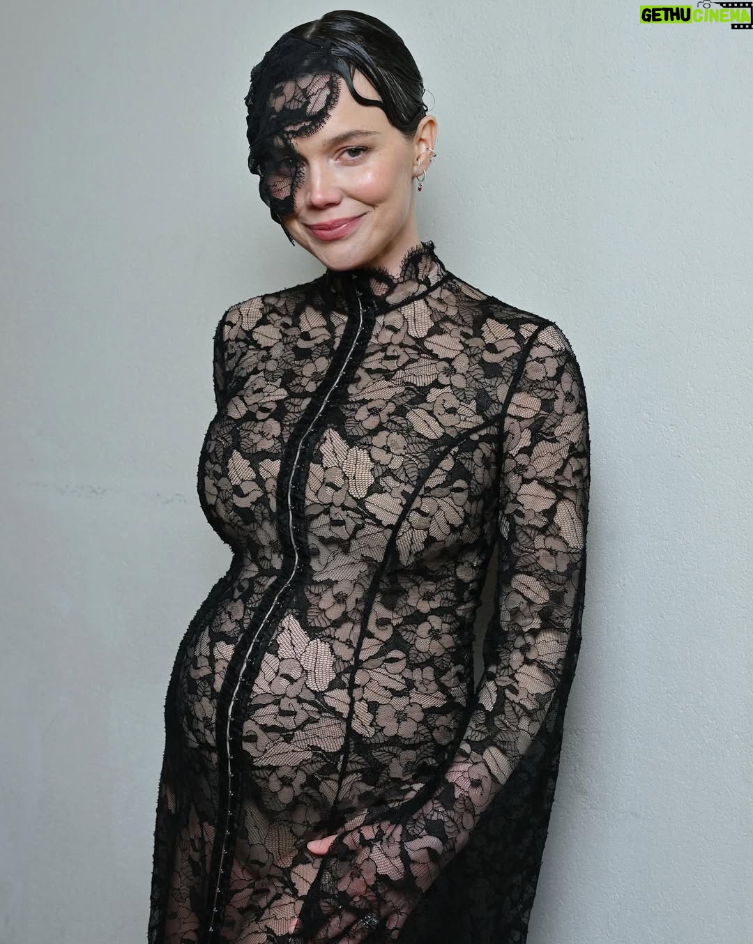 Hedda Stiernstedt - 6.4K Likes - Tack underbara @gemme.collective för denna costume made dröm till klänning! Timmar och åter timmar har gått in i detta! Tack bästa @nathalieberzelius @tonytarkort och @wearakind för att ni gjorde mitt huvud så fint! Och puss och kram @elinagrothen @ellesverige för fest ♥️