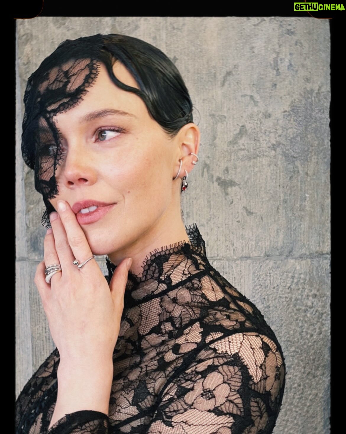 Hedda Stiernstedt - 6.4K Likes - Tack underbara @gemme.collective för denna costume made dröm till klänning! Timmar och åter timmar har gått in i detta! Tack bästa @nathalieberzelius @tonytarkort och @wearakind för att ni gjorde mitt huvud så fint! Och puss och kram @elinagrothen @ellesverige för fest ♥️