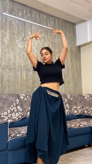 Heena Kumari Instagram - Late to the trendš
Dc: @_bhakarwadi_
#reels #reelsinstagram #reelitfeelit #reelkarofeelkaro #reelsvideo #dancechallenge #dancersofinstagram #trending