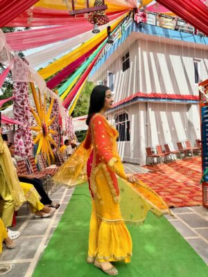 Heer Kaur Instagram - 💛🌹