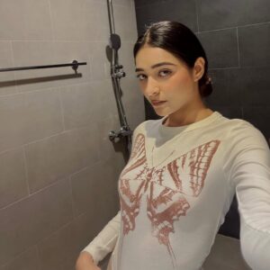 Heer Kaur Instagram - Loving me is a losing game🤎🪞