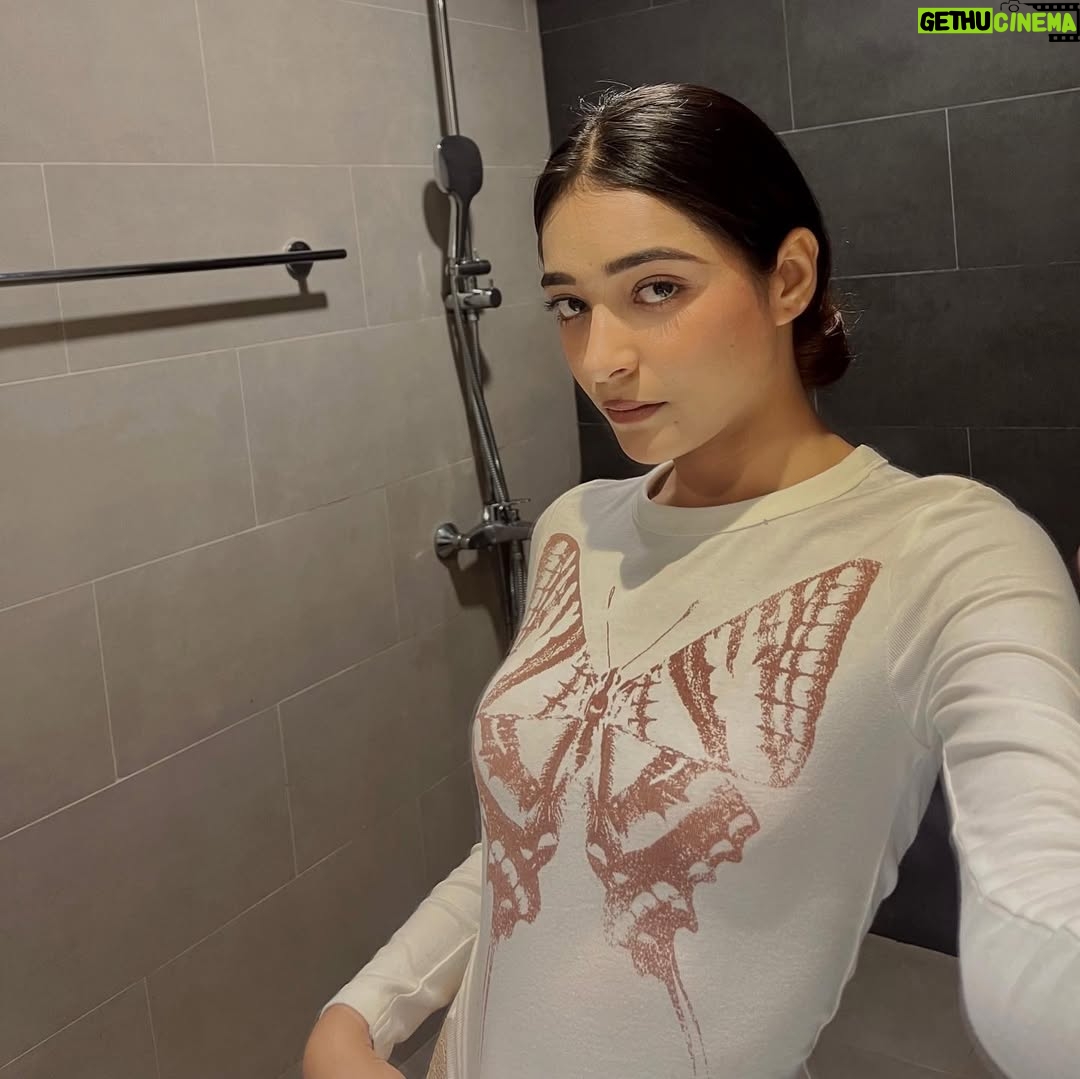 Heer Kaur - 3.3K Likes - Loving me is a losing game🤎🪞