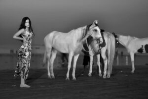 Heer Kaur Instagram - Embracing the horizon's fiery glow✨
📸- @rajeshgohil.photography_
hair and makeup- @minikamakeup
.
.
#trending #sunset #ootd #horse #photography #explore #explorepage