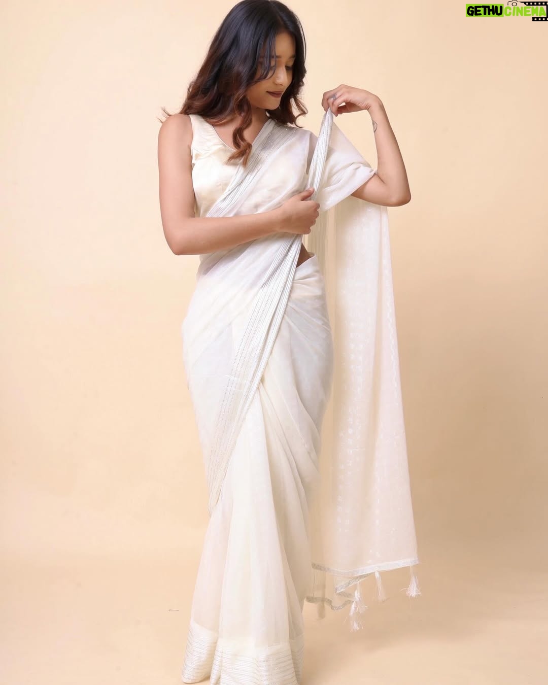 Heer Kaur - 2.2K Likes - 🤍✨

📸- @studiotwothree.2t