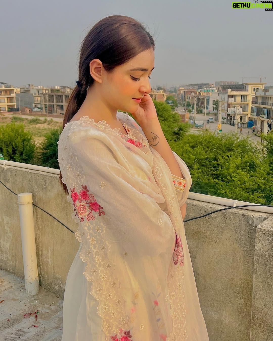 Heer Kaur - 6.4K Likes - Tera Mera Rishta🤍 @heerkaur_07 
#heerkaur_07 

.
#explore #explorepage #exploremore #foryou #foryoupage #trending #heerkaur #suit