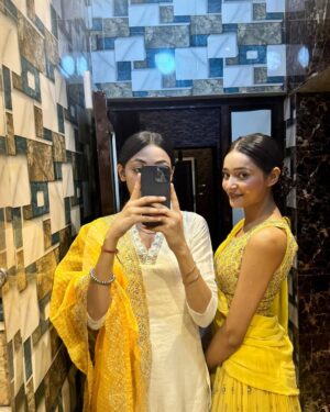 Heer Kaur Instagram - Dssso lehnga pavan kehre rang daa👀💛??? #diwali